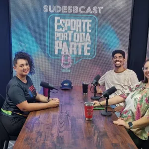 Presidente da Federação Baiana de Arco e Flecha (FBAF), Renata Barros, junto com os apresentadores do Sudesbcast, Madson Souza e Jéssica Tavares