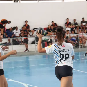 meninas jogando handebol 