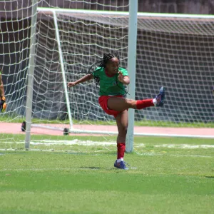 menina chutando bola