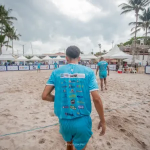 rapaz de costas praticando futevolei 