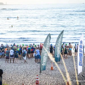 pessoas ao redor do mar 