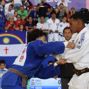 meninos em praticando o judô