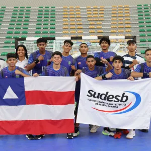 Jovens segurando a bandeira da Bahia e a bandeira da Sudesb