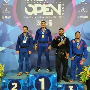 meninos no pódio com medalha no pescoço 