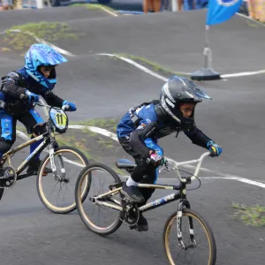 meninos montado na bicicleta