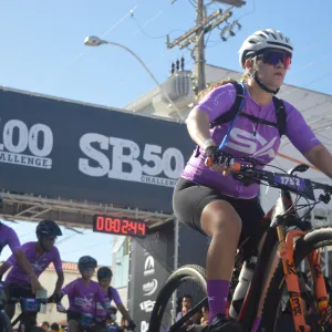 mulher em uma bicicleta pedalando 