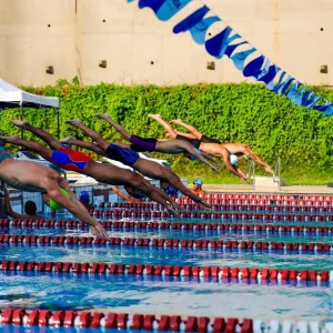 homens dando iniciativa a natação