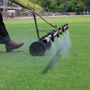 Aplicação do produto no gramado do Estádio de Pituaçu. Foto: Maurício Viana/ Ascom Sudesb 