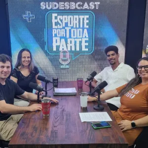 Convidadores e apresentadores do podcast no estúdio 