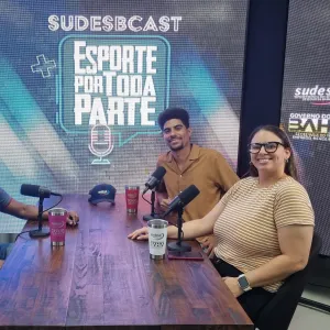 Francisco de Assis, presidente da Federação Baiana de Beach Soccer (FBSEB), e os apresentadores do Sudesbcast no estúdio