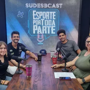 O multicampeão de jet ski Bruno Jacob e a promessa da modalidade Isabelli Knak junto com os apresnetadores do podcast, Madson Souza e Jéssica Tavares