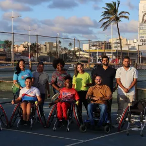 Cadeiras adequadas para a modalidade foram doadas pela Confederação Brasileira de Tênis (CBT) para os jovens Samuel Lucena e Jonas Gustavo Santos.