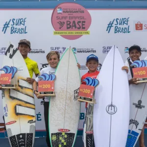 A nova geração do surf baiano encerrou sua participação no Surf Brasil de Base 2026, em Navegantes, Santa Catarina, com grandes resultados e um troféu de campeão brasileiro na bagagem