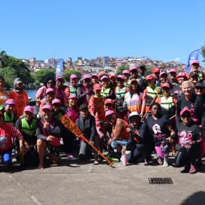 O mês de outubro tem um significado especial para as mulheres que integram a equipe Sobreviventes de Remo, formada por atletas que tem câncer de mama e encontraram na canoagem uma aliada para a recuperação e a melhoria da qualidade de vida. 