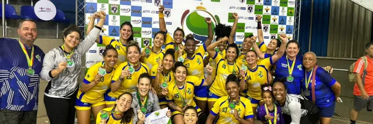 Time de handebol na Arena de Esportes. Créditos: Arquivo Pessoal/Tamiris Guerreiro