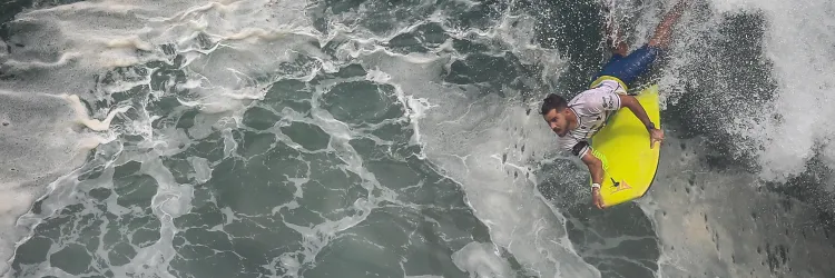 Uri Valadão surfando