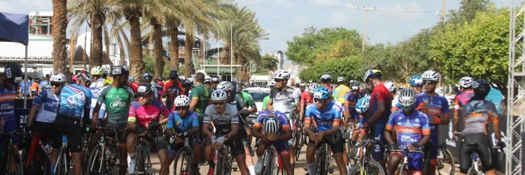 Homens na bicicleta se preparando para partido de corrida
