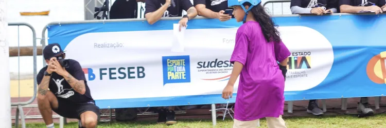 menina no skate  Divulgação - Rodrigo Calzone Feseb