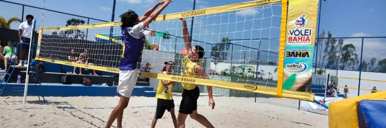 meninos jogando vôlei 
