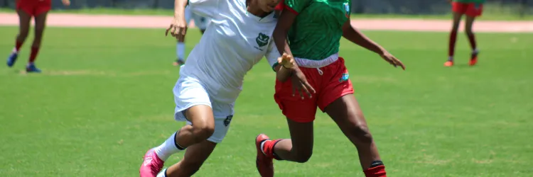 meninas disputando bola no futebol