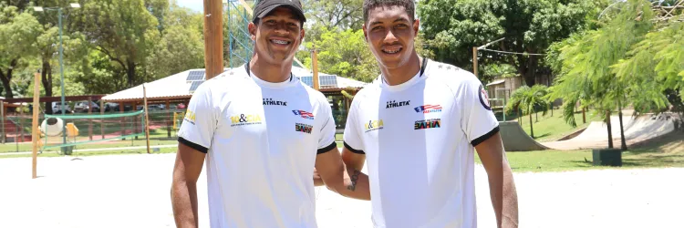Indio e Iceman atletas de Futevôlei abraçados 