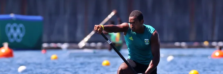 homem na canoa remando contra a maré 