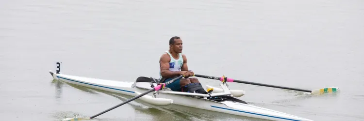 atleta de remo, remando em aguas baianas 