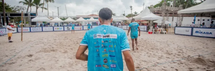 rapaz de costas praticando futevolei 