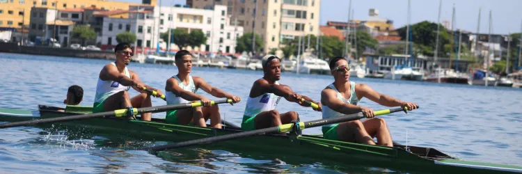 quatro homens em uma barco remando