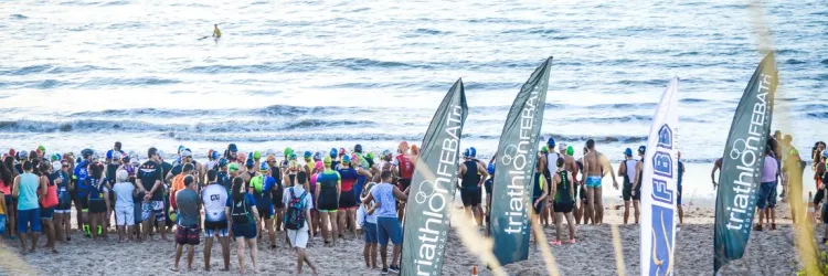 pessoas ao redor do mar 