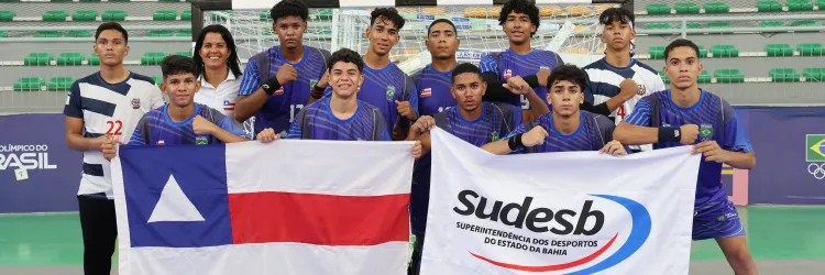 Jovens segurando a bandeira da Bahia e a bandeira da Sudesb