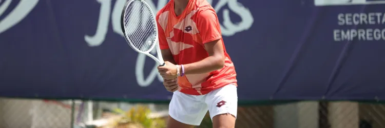 menino segurando raquete 