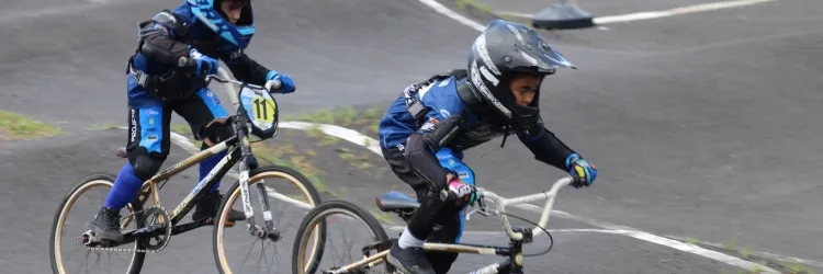 meninos montado na bicicleta