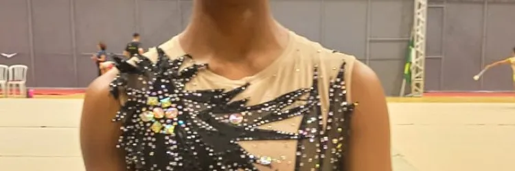 menina em pé com bola na mão 