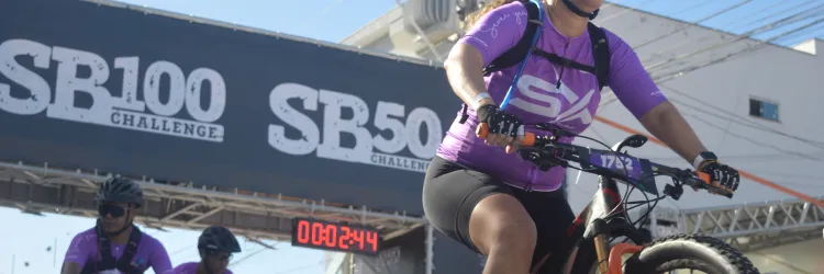 mulher em uma bicicleta pedalando 