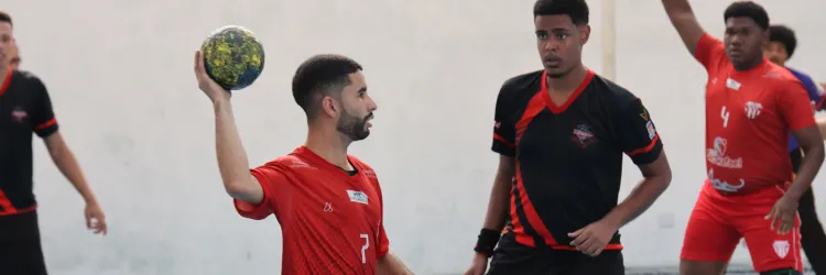 garoto com uma bola na mão 