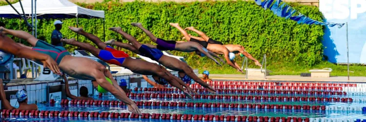 homens dando iniciativa a natação