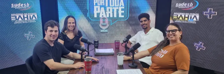 Convidadores e apresentadores do podcast no estúdio 
