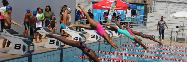 Competição na Piscina Olímpica da Bahia 
