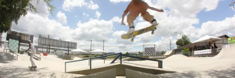 menino fazendo manobra de skate 
