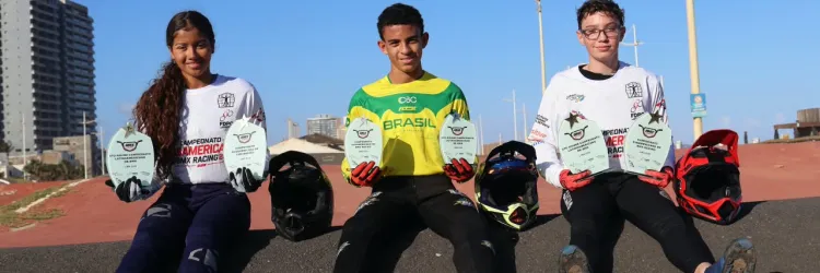 Os atletas são alunos do Projeto Pedal, desenvolvido pela Associação de Bicicross de Salvador (ABS) em parceria com o Governo do Estado, por meio da Superintendência dos Desportos do Estado da Bahia (Sudesb).