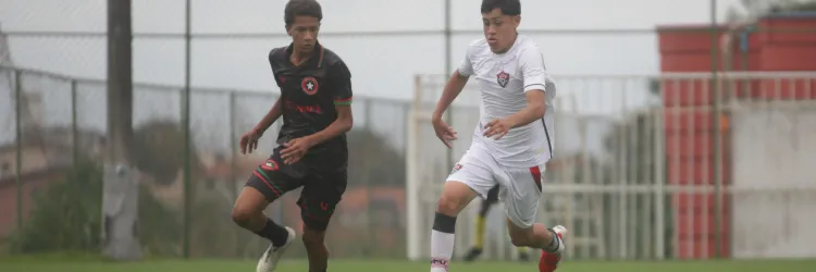 Jogadores do Vitória e Estrela de Março disputam bola