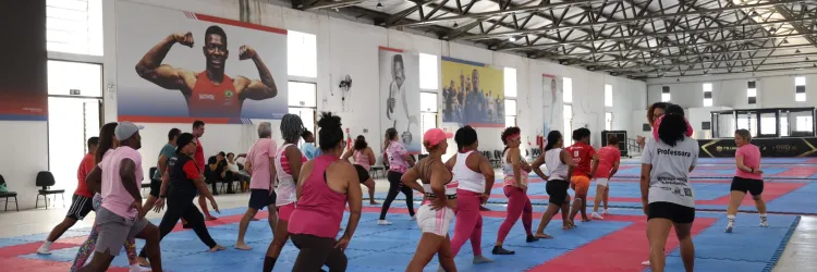  A atividade, organizada pelo Núcleo Mais Mulheres no Esporte, da Superintendência dos Desportos do Estado da Bahia (Sudesb), autarquia da Secretaria do Trabalho, Emprego, Renda e Esporte (Setre), reforçou a importância do cuidado com a saúde física no enfrentamento ao câncer de mama.
