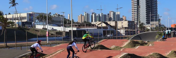 O Projeto Pedal Bicicross está com 46 vagas abertas para aulas gratuitas de iniciação esportiva na modalidade do BMX, uma das vertentes do ciclismo olímpico, em Salvador. 