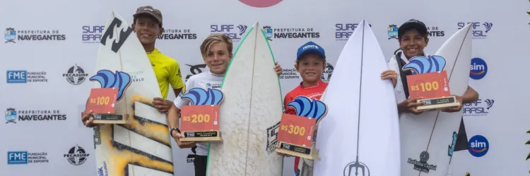 A nova geração do surf baiano encerrou sua participação no Surf Brasil de Base 2026, em Navegantes, Santa Catarina, com grandes resultados e um troféu de campeão brasileiro na bagagem