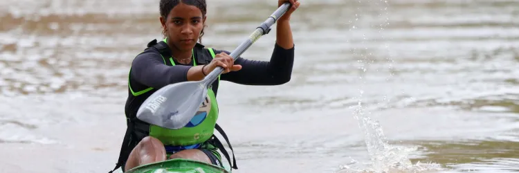 No interior, o programa Remando em Águas Baianas oferece aulas de canoagem para meninas de 7 a 17 anos, em dez núcleos distribuídos por oito municípios.