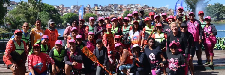 O mês de outubro tem um significado especial para as mulheres que integram a equipe Sobreviventes de Remo, formada por atletas que tem câncer de mama e encontraram na canoagem uma aliada para a recuperação e a melhoria da qualidade de vida. 