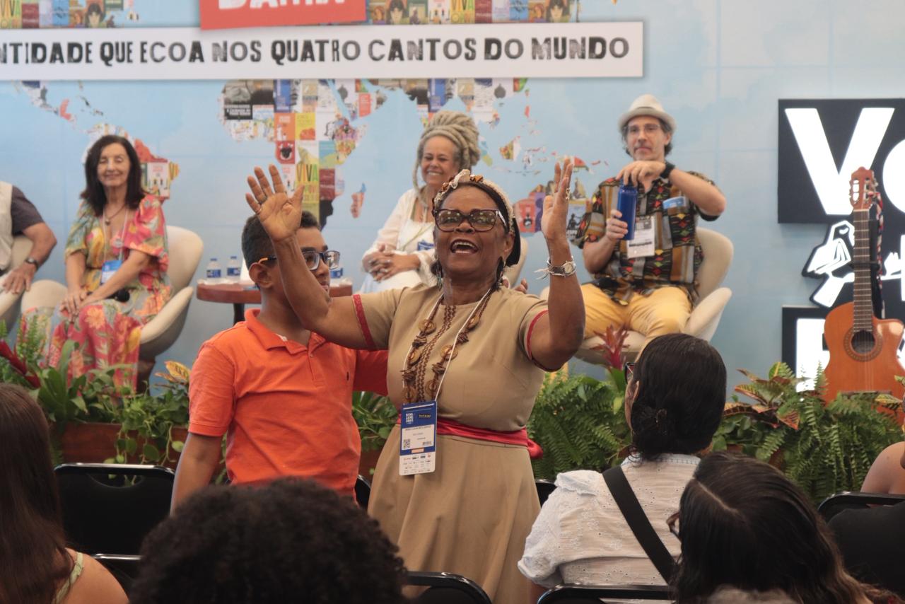 Bienal 2026: Com recorde de autores independentes, 'Vozes da Bahia' se consolida como vitrine da nova literatura baiana
