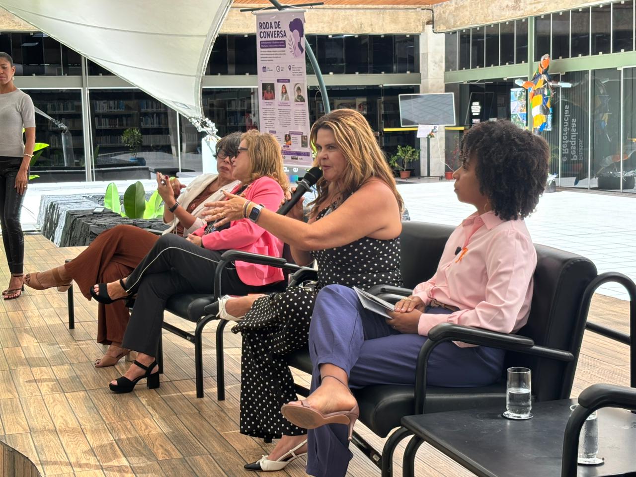 Roda de Conversa sobre enfrentamento à violência contra mulheres