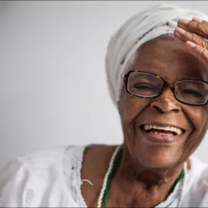 Exposição na Biblioteca Juracy Magalhães Jr. reúne imagens inéditas de Mãe Stella de Oxóssi, do fotógrafo italiano Antonello Veneri